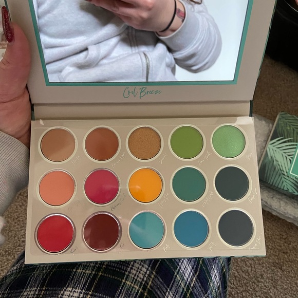 Eyeshadow - Picture 2 of 2